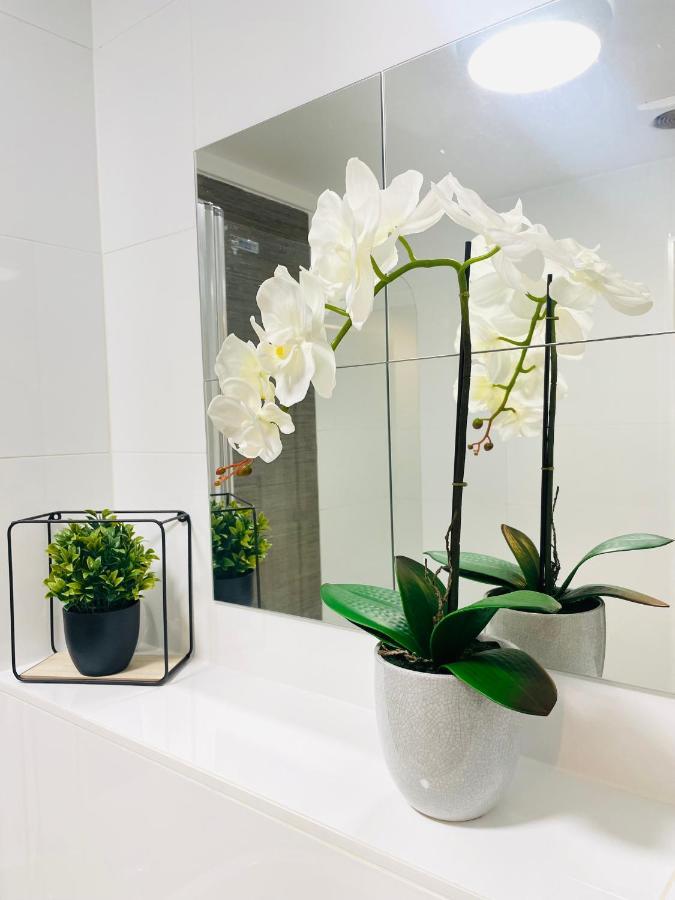#0509 Two Bedroom Serviced Apartment- Free Parking 더비 외부 사진